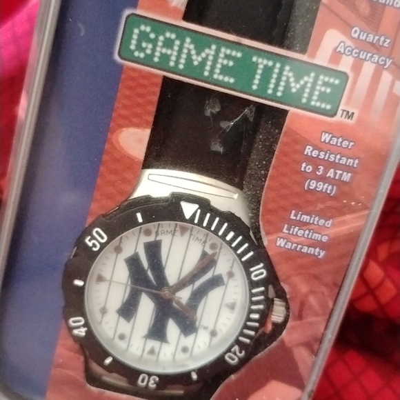 Game time New York Yankees watch. - Picture 1 of 2